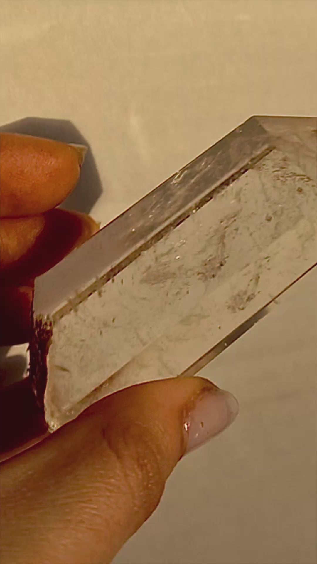 Transparent quartz wand with polished top and grounded base edge